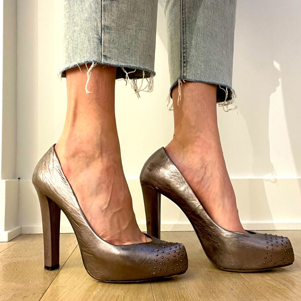 Dolce Vita pumps in metallic pewter with subtle studs on the toe